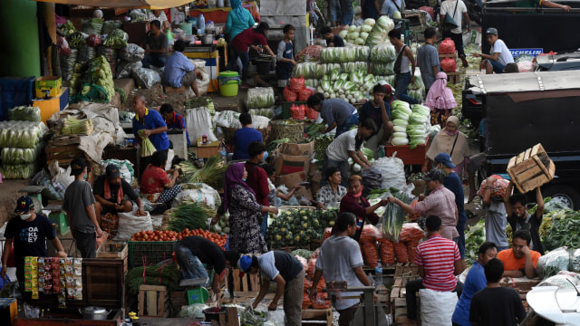 Suasana aktivitas jual beli di Pasar Induk Kramat Jati, Jakarta. Foto: ANTARA FOTO/Indrianto Eko Suwarso