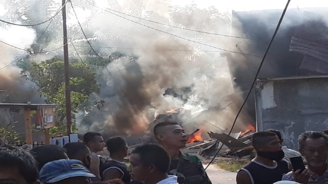 API masih membara dengan asap membumbung hitam ke langit, Senin pagi, 15 Juni 2020. 