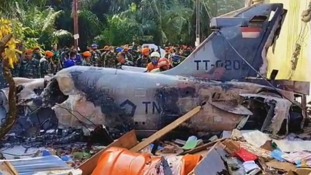 Suasana lokasi jatuhnya pesawat TNI AU di Kampar, Riau, Senin (15/6). Foto: Dok. Istimewa