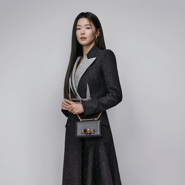 Jun Ji Hyun dalam foto terbaru Alexander McQueen Foto: Instagram @alexandermcqueen