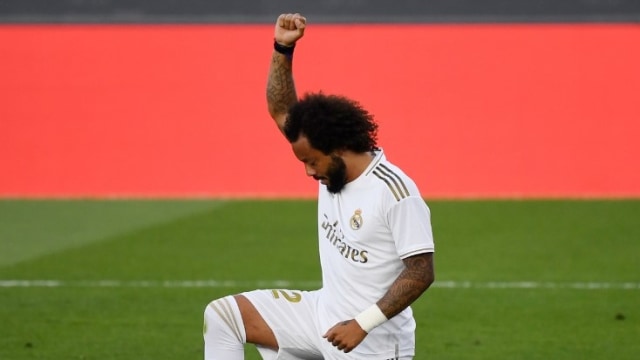 Marcelo berlutut dan mengangkat tinju untuk mengingatkan kita semua akan ketidakadilan rasial. Foto: Pierre-Philippe Marcou/AFP