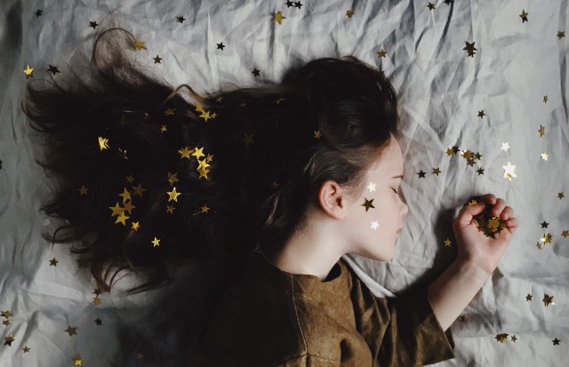 Ilustrasi seorang perempuan yang sedang bermimpi. Foto: Unsplash.com/anniespratt