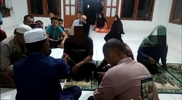 Saat dinikahkan oleh warga setelah ditangkap karena berduaan. Foto: warga