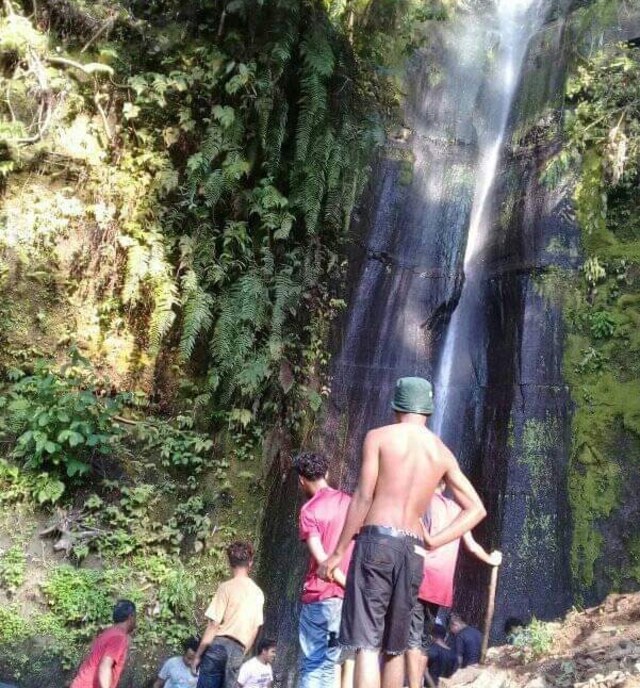 Wisatawan lokal mengunjungi Air Terjun Dai Edun di Desa Gelong, Kecamatan Adonara Timur, Kabupaten Flores Timur.