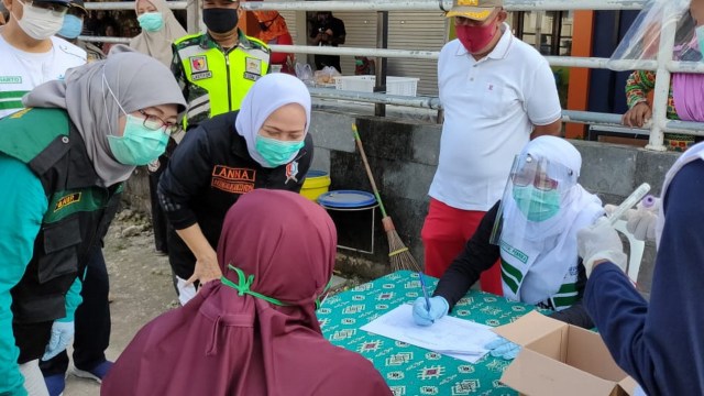 Ilustrasi: Petugas Dinkes Kabupaten Bojonegoro, saat laksanakan pemeriksaan Rapid Test terhadap para pedagang pasar tradisional Desa Sugihwaras Kecamatan Sugihwaras Kabupaten Bojonegoro. Sabtu (06/06/2020)