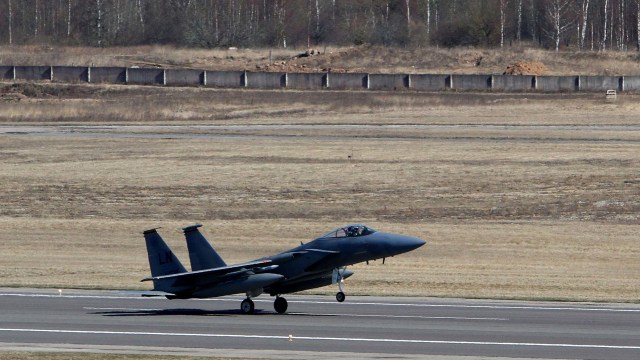 Pesawat tempur AS Eagle F-15C. Foto: PETRAS MALUKAS / AFP