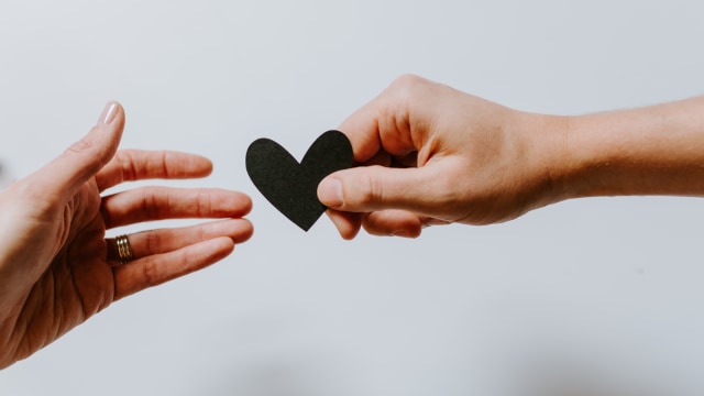 Ilustrasi saling memberi. Foto: Unsplash.com/kellysikkema