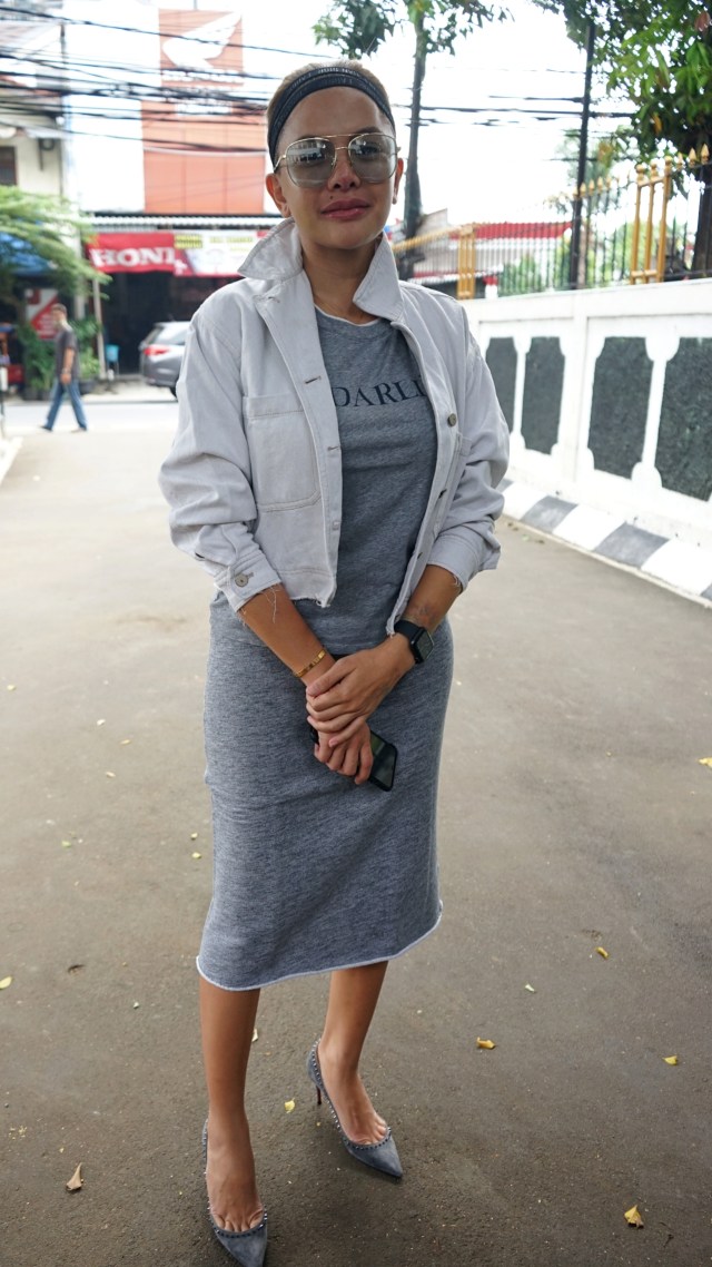 Artis Nikita Mirzani saat mendatangi Pengadilan Negeri Jakarta Selatan, Jakarta, Senin, (15/6). Foto: Ronny