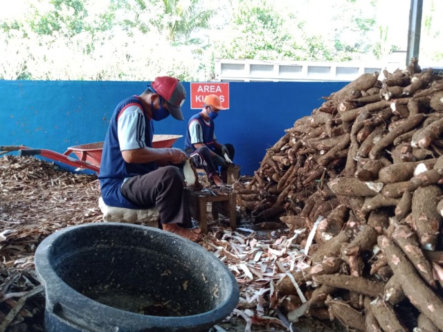 Industri keripik. Foto: Rizal Adhi.