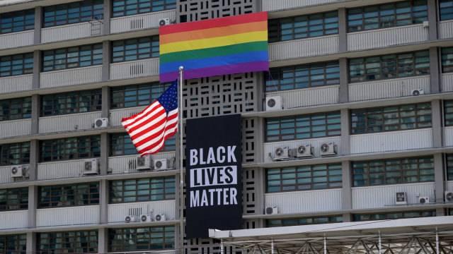 Spanduk Black Lives Matter dan bendera LGBT di kedutaan AS di Seoul, Korea Selatan. Foto: ED JONES/AFP