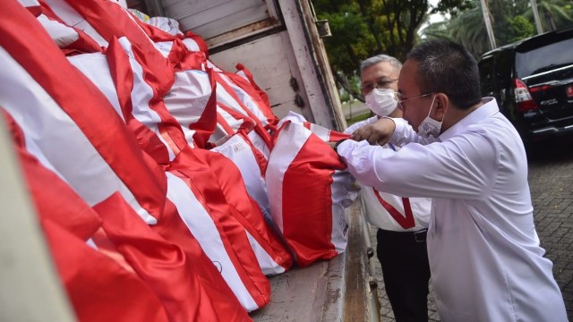 Kementerian Sosial salurkan bantuan sosial (bansos) untuk lanjut usia (lansia) terdampak pandemi corona di 5 provinsi. Foto: Kemensos