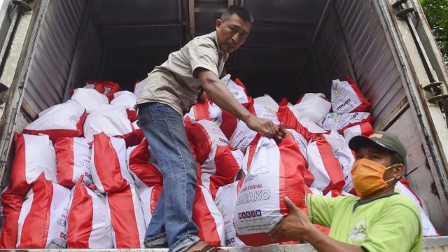 Kementerian Sosial salurkan bantuan sosial (bansos) untuk lanjut usia (lansia) terdampak pandemi corona di 5 provinsi. Foto: Kemensos