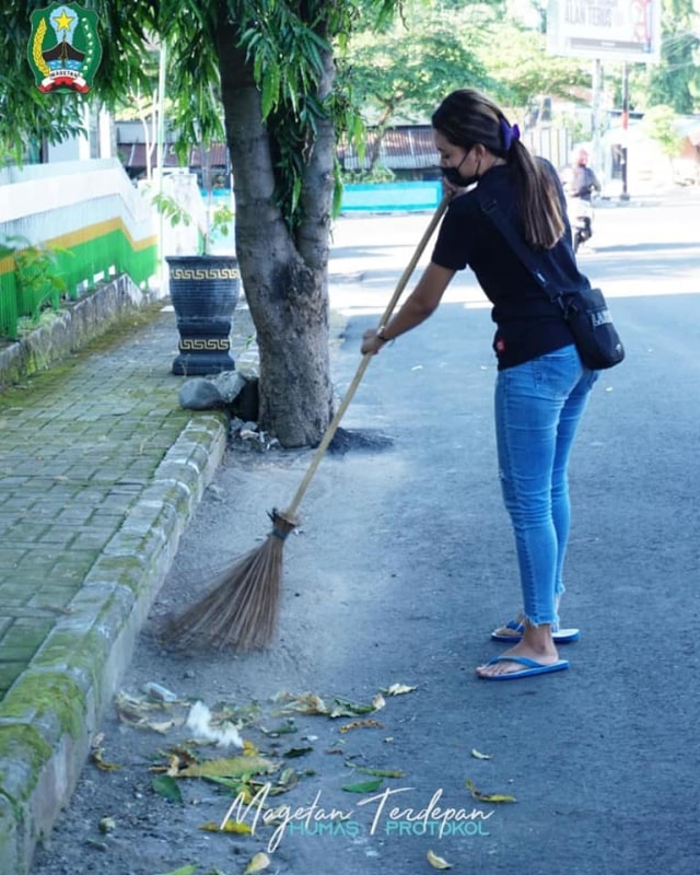 Erna Widyastuti, gadis berusia 25 tahun di Magetan yang tak malu bantu ibu jadi penyapu jalanan. Foto: Facebook Humas & Protokol Setdakab Magetan