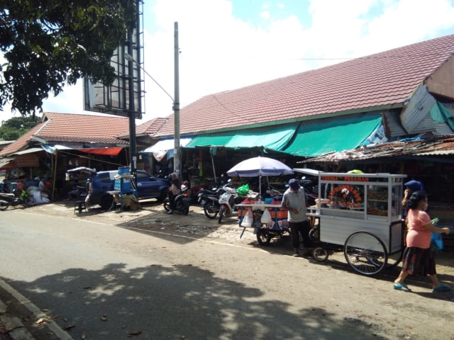 Suasana aktivitas jual-beli di Pasar Tempel Rajabasa, Kota Bandar Lampung, Selasa (16/6) | Foto: Obbie Fernando/Lampung Geh