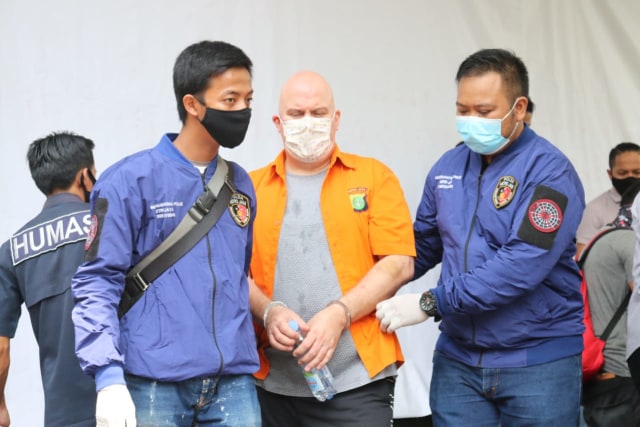 Buronan FBI Russ Medlin digiring di Mapolda Metro Jaya.  Foto: Polda Metro Jaya