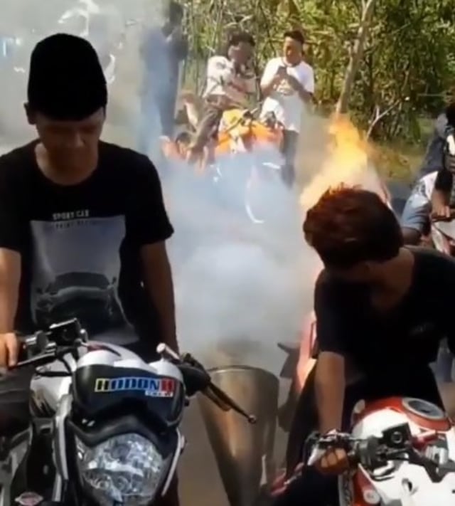 Knalpot modifikasi yang mengeluarkan kobaran api. Foto: Instagram/ @tretanmuslim