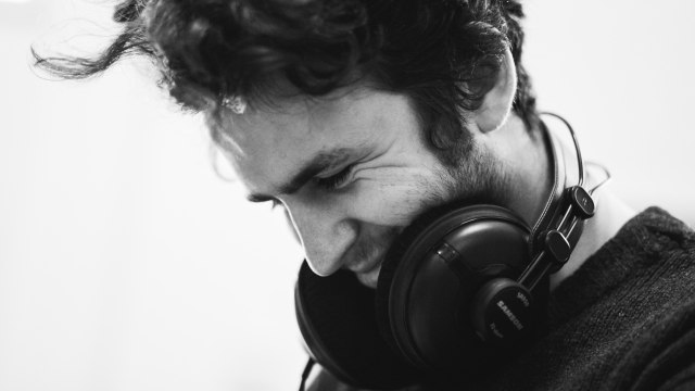 Ilustrasi mendengarkan musik. Foto: Unsplash