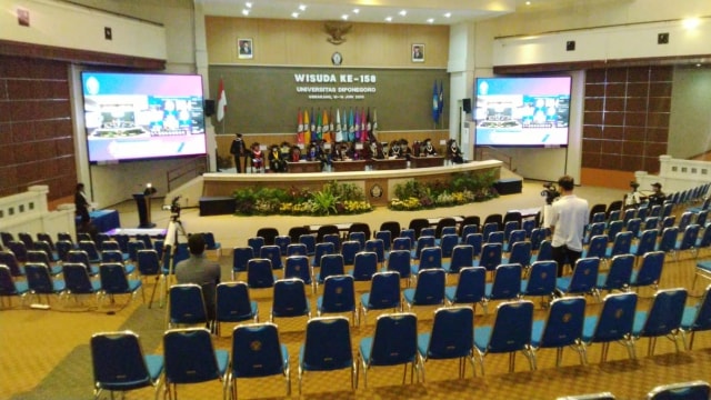 Prosesi wisuda secara daring yang digelar Universitas Diponegoro (Undip) di tengah pandemi corona. Foto: Afiati Tsalitsati/kumparan