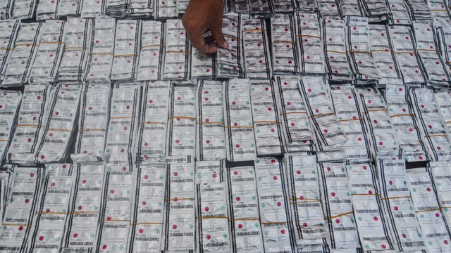 Barang bukti obat-obatan saat rilis ungkap kasus peredaran atau penyalahgunaan obat-obatan terlarang di Makopolres Kota Banjar, Jawa Barat. Foto: Adeng Bustomi/ANTARA FOTO