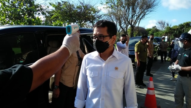 Wishnutama sata menjalani pemeriksaan suhu tubuh - IST