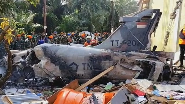 PESAWAT TNI AU jenis Hawk 209 tinggal puing-puing usai jatuh dan hangus terbakar, Senin (15/6/2020), di Kubang Jaya, Siak Hulu, Kampar, Riau.   