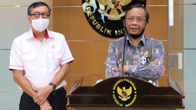Menko Polhukam Mahfud MD dan Menkumham Yasonna Laoly menyampaikan pernyataan pers terkait penundaan pembahasan RUU HIP. Foto: Humas Kemenkopolhukam