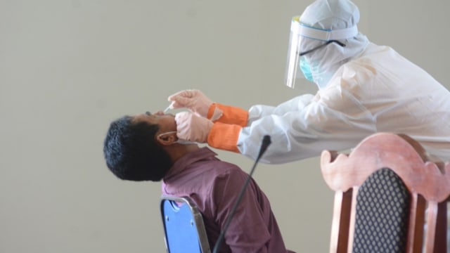 PENGAMBILAN cairan lendir di hidung untuk swab test. (Foto: kanal bali)