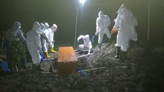 Prosesi pemakaman warga Desa Bulu Kecamatan Balen Kecamatan Bojonegoro di tempat pemakaman di setempat. Selasa (16/06/2020) dini hari tadi.