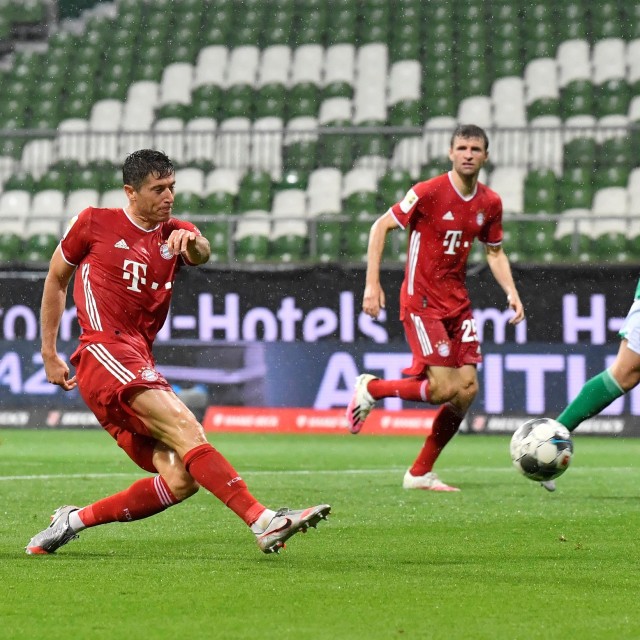 Aksi Robert Lewandowski saat melawan Werder Bremen. Foto: Martin Meissner/Pool via REUTERS