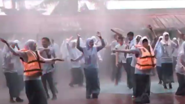 Tangkapan layar video angkatan corona. Foto: Youtube/SMAN 1 2 x 11 Enam Lingkung Padang Pariaman