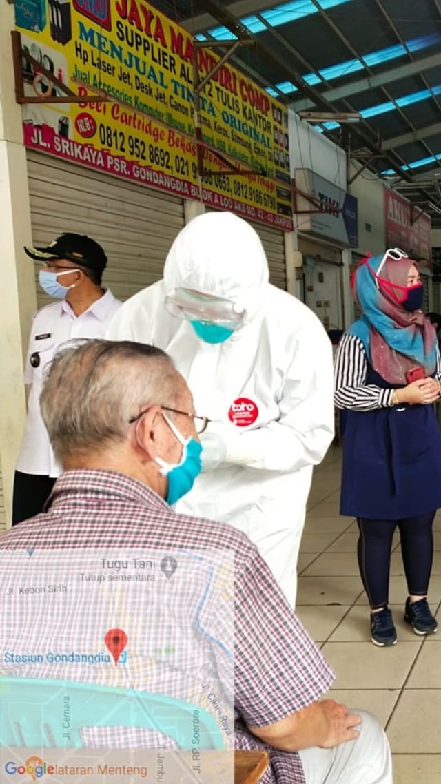 Petugas melakukan tes swab corona di Pasar Gondangdia, Jakarta. Foto: Camat Menteng