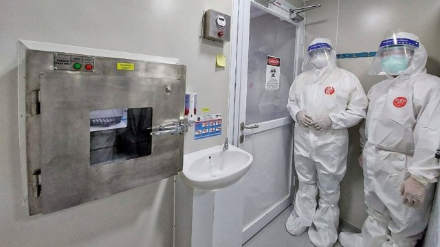 Gubernur DKI Jakarta Anies Baswedan memakai APD saat mengunjungi Lab Container COVID-19 terbaru di RSKD Duren Sawit, Jakarta. Foto: Instagram/@aniesbaswedan