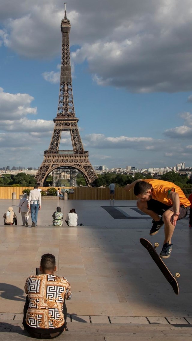Orang-orang beraktivitas di alun-alun Trocadero dekat Menara Eiffel di Paris, Senin, 25 Mei 2020. Foto: Michel Euler/AP Photo