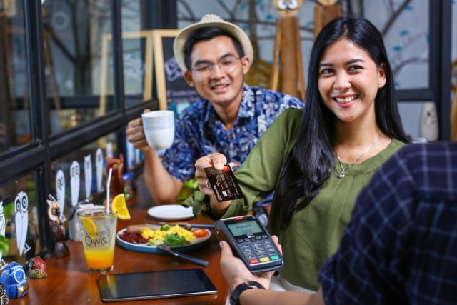 Ilustrasi transaksi menggunakan kartu kredit BRI tidak lagi memakai tanda tangan. Foto: Dok. BRI