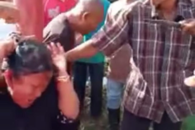 Aksi potong rambut perempuan diduga pencuri. screenshot video warga