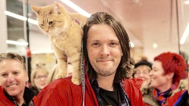 Bob bersama James Bowen. Foto: Facebook/A streetcat Named Bob
