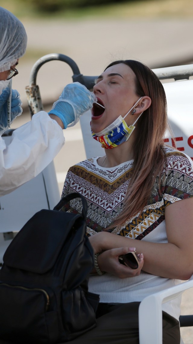 Seorang petugas kesehatan melakukan tes usap (swab test) di Almaty, Kazakhstan, Rabu (17/6). Foto: Pavel Mikheyev/Reuters
