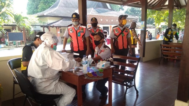Ilustrasi: Petugas dari Tim Hunter Covid 19, Dinkes Provinsi Jawa Timur,  saat lakukan rapid test dan swab TCM massal, pada sejumlah ASN dari OPD di lingkungan Pemkab Bojonegoro. Kamis (11/06/2020)