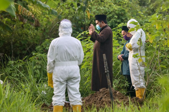 Proses pemakaman seorang pasien positif COVID-19 di Aceh yang meninggal dunia pada hari ini, Rabu (17/6). Foto: Suparta/acehkini