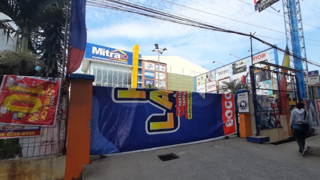 Suasana tertutup test swab PCR di Toko Mitra 10, Kota Bogor, Kamis (18/6). Foto: kumparan