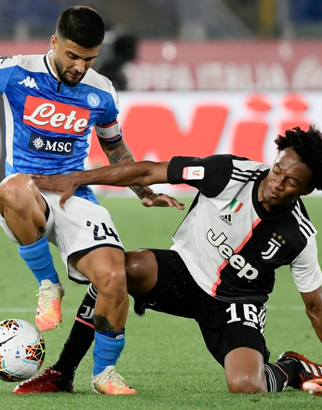 Juan Cuadrado (kanan) berusaha merebut bola dari kaki Lorenzo Insigne di Final Coppa Italia 2019/20. Foto: AFP/Filippo Monteforte