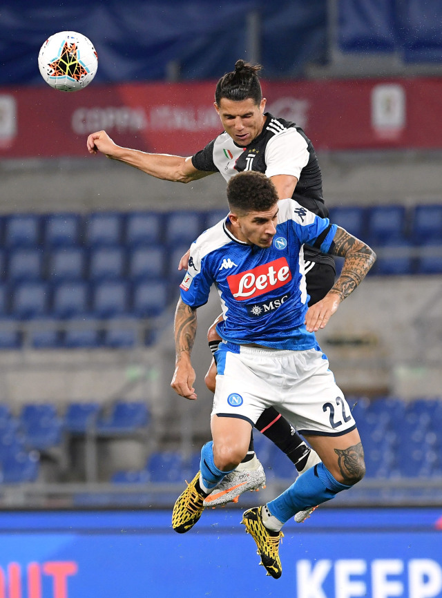 Pemain Juventus Cristiano Ronaldo berebut bola dengan pemain Napoli Giovanni Di Lorenzo pada final Coppa Italia di Stadio Olimpico, Roma, Italia. Foto: Alberto Lingria / REUTERS