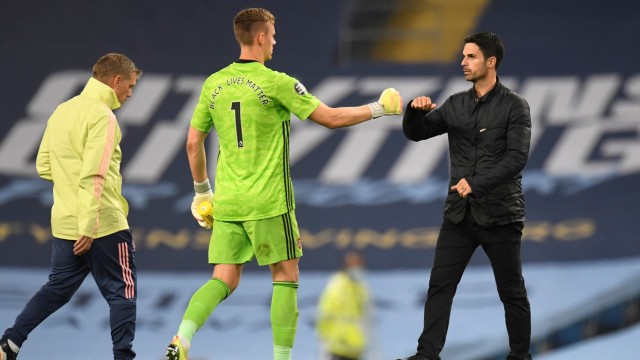Bernd Leno dan Mikel Arteta usai laga Manchester City vs Arsenal. Foto: Peter Powell/Pool via REUTER