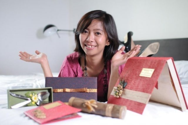 Dewi Sari Tanjung berfoto dengan kerajinan buatannya. Foto: maxmanroe.com