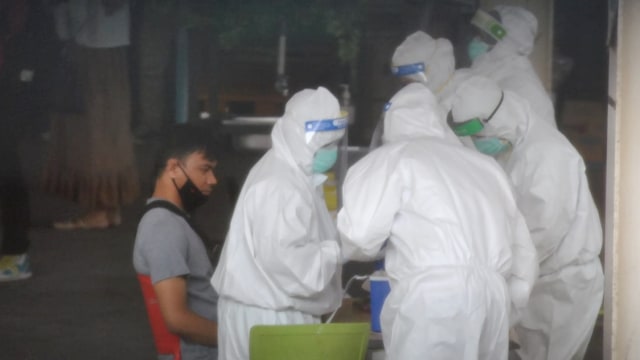 Suasana tes swab di Mitra 10 Bogor usai 3 karyawan positif corona. Foto: Dok. Istimewa