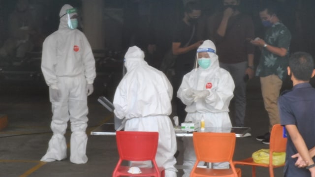 Suasana tes swab di Mitra 10 Bogor usai 3 karyawan positif corona. Foto: Dok. Istimewa