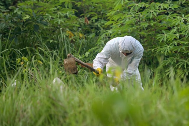 Proses pemakaman jenazah Suk (63) pasien positif COVID-19 yang meninggal dunia di Aceh, Rabu (17/6). Foto: Suparta/acehkini