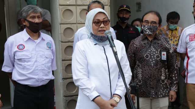 Menaker Ida Fauziyah menyerahkan bantuan sosial (bansos) sembako Presiden RI kepada pekerja atau buruh korban PHK atau dirumahkan di wilayah Jabodetabek. Foto: Kemenaker