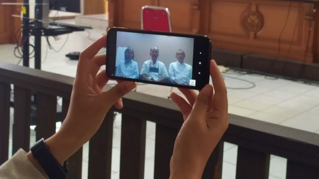 Tiga petinggi Sunda Empire. saat menjalani sidang dakwaan. Foto: Rachmadi Rasyad/kumparan