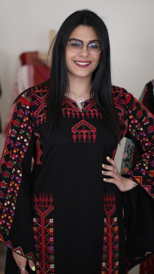 Model memakai pakaian tradisional Palestina di di Amman, Yordania, Rabu (17/6). Foto: Muhammad Hamed/Reuters